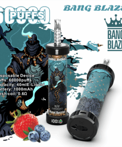 Ein farbenfrohes Einweg-Vape-Gerät mit der Aufschrift „BANG BLAZE“, das die Abbildung einer geheimnisvollen Figur und Einzelheiten zu seinen Spezifikationen zeigt, umgeben von frischen Erdbeeren und Blaubeeren, wodurch sein Geschmacksprofil gemischter Beeren hervorgehoben wird.