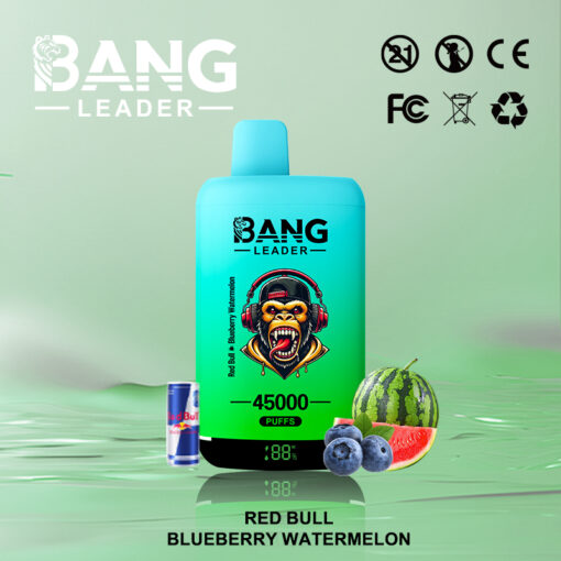 Appareil de cigarette électronique Bang Leader avec dégradé bleu et bleu sarcelle, étiqueté pour 45 000 bouffées et saveur Red Bull, myrtille et pastèque, présenté avec les fruits correspondants et la canette de boisson énergisante à l'avant.