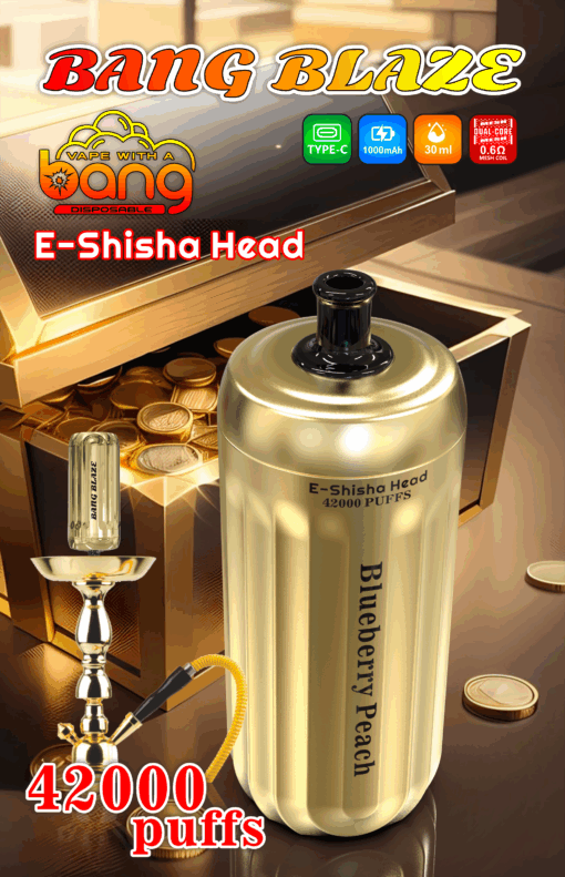 Un cabezal de E-Shisha dorado con la etiqueta 'Blueberry Peach' con la marca 'Bang Blaze', muestra de manera destacada características como '42000 Puffs' y capacidades específicas de batería y líquido, sobre un fondo de monedas de oro brillantes y un entorno lujoso.