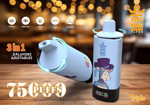 Ein elegantes Vape-Gerät mit der Aufschrift „Bang King Vapen“ mit verspieltem Affenmotiv, Anzeigen für drei einstellbare Aromen, einer Akkulaufzeit von 1881 TP3T und einem markanten Display mit der Anzeige „75.000 Züge“. Das hellblaue Gerät ist teilweise gedreht, um die Oberseite und die einstellbare Aromafunktion vor einem sanft verschwommenen Hintergrund aus warmem Licht zu präsentieren.