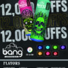 Un'immagine promozionale che mostra tre dispositivi per svapare usa e getta dai colori vivaci con il marchio "bang", caratterizzato da un dispositivo rosa e verde con un'immagine di un teschio e un messaggio che indica che offrono 12.000 tiri, insieme a una varietà di aromi alla frutta elencati di seguito.