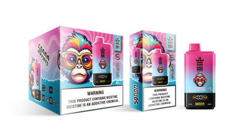 Eine farbenfrohe E-Zigarettenpackung mit einem Cartoon-Affen mit Sonnenbrille wirbt für einen Geschmack namens „Watermelon Ice Blueberry Cherry“ und warnt vor einer Nikotinsucht. Auf der Schachtel ist eine Anzahl von Zügen von „50.000“ angegeben und sie enthält verschiedene Symbole, die sich auf die Eigenschaften des Produkts beziehen.