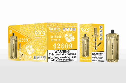 Embalaje para cabezal de shisha electrónica desechable Bang con sabor a frutas mixtas, con un esquema de color dorado, una imagen grande del dispositivo de vapeo, detalles del producto (42,000 bocanadas), ilustraciones de frutas y una etiqueta de advertencia sobre la adicción a la nicotina.