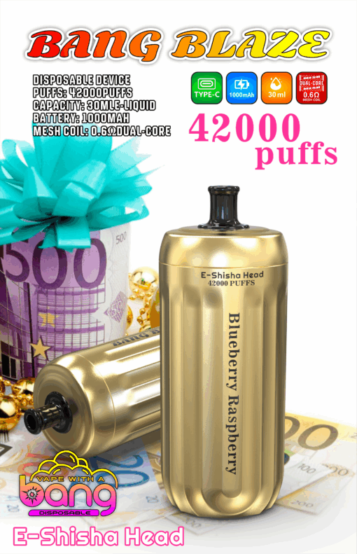 Un dispositivo de vapeo desechable E-Shisha dorado con la etiqueta 'Blueberry Raspberry', que muestra de forma destacada características como 42000 bocanadas, una batería de 1000 mAh y una bobina de malla, sobre un fondo de dinero en efectivo colorido y un lazo de regalo turquesa.