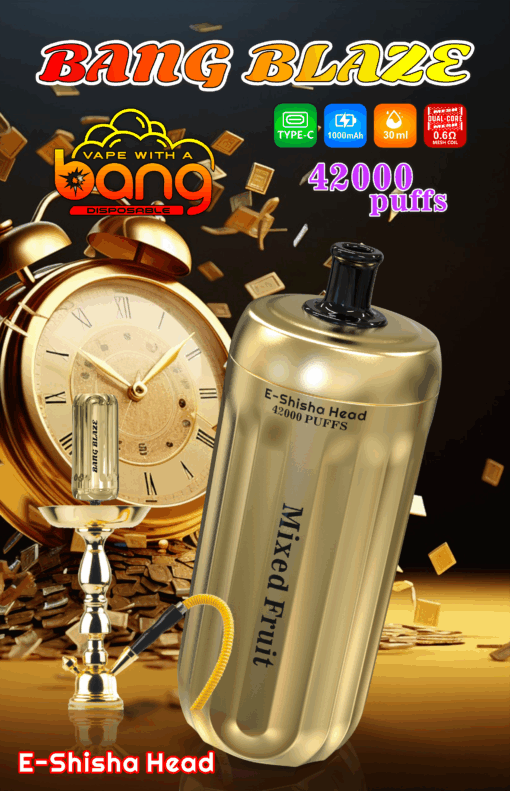 Un cabezal de E-Shisha dorado con la etiqueta 'Mixed Fruit' con características como una batería de 1000 mAh y 42 000 bocanadas, exhibido junto a una base de hookah plateada y un reloj vintage, rodeado de monedas flotantes.