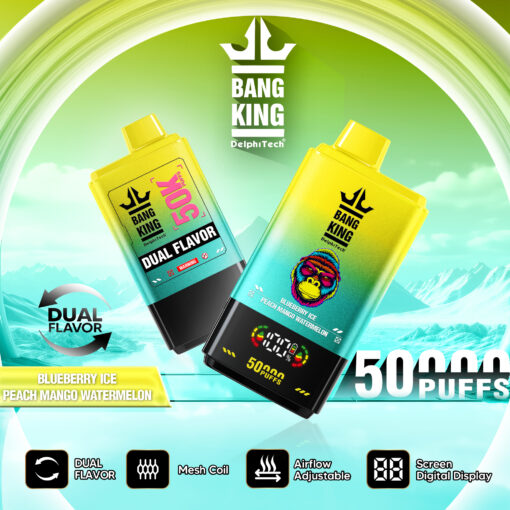 Ein lebendiges Bild eines Bang King-Vaping-Geräts mit zwei Geschmacksrichtungen, Blueberry Ice und Peach Mango Watermelon, mit einer digitalen Anzeige für 50.000 Züge, einstellbarer Luftzufuhr und Mesh-Coil-Technologie. Das Design umfasst eine farbenfrohe Affengrafik und einen schneebedeckten Hintergrund.