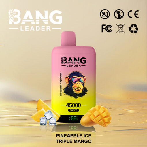 Appareil de vapotage Bang Leader avec un singe de dessin animé portant des lunettes de soleil, étiqueté « Pineapple Ice Triple Mango 45000 bouffées », entouré de tranches de mangue, de morceaux d'ananas et de glaçons sur un fond jaune brillant.