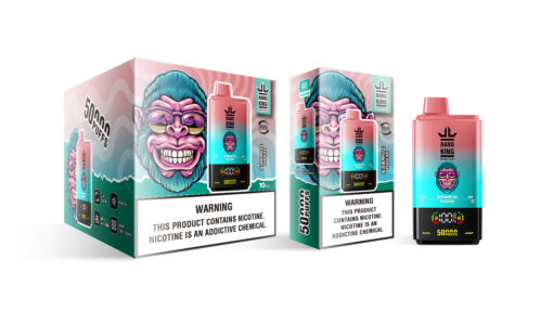 Ein lebendiges Verpackungsdesign mit einer farbenfrohen Illustration eines Comic-Affengesichts mit Sonnenbrille, begleitet von einem Vape-Gerät mit der Aufschrift „BANG KING“ in einem Farbverlauf von Rosa nach Blau. Auf der Verpackung sind deutlich „50.000 PUFFS“ und ein Warnhinweis zu Nikotin zu sehen.