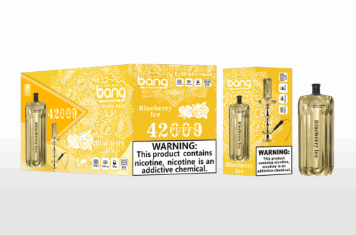 Un embalaje colorido para cabezales de shisha electrónicos desechables Bang, que muestra una unidad dorada etiquetada como 'Blueberry Ice', junto con un texto grande que dice '42000 PUFFS' y una advertencia sobre la adicción a la nicotina, todo sobre un fondo amarillo vibrante con diseños decorativos.