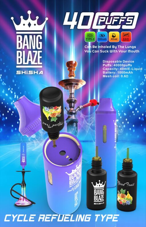 Uma imagem promocional colorida para o dispositivo Bang Blaze Shisha, apresentando gráficos vibrantes, o logotipo da marca e um diagrama do dispositivo junto com vários componentes, como um tanque recarregável, frascos de sabor com gráficos de frutas e um narguilé shisha tradicional, tudo contra um fundo azul e roxo dinâmico.