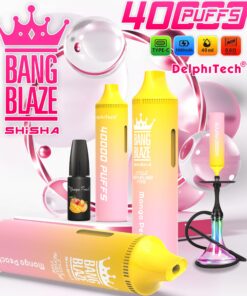 Eine Auswahl an Vaping-Geräten, darunter zwei bunte Shisha-Produkte mit den Aufschriften „Bang Blaze“ und „40000 Puffs“, ein kleiner schwarzer Vaporizer mit der Aufschrift „Mango Peach“ und eine mehrfarbige Wasserpfeife, alles vor einem zartrosa Hintergrund mit Blasen, die das Thema betonen.