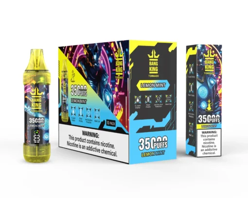 Un emballage avec une bouteille de vape jaune étiquetée « Bang King Tornado » avec « 35 000 bouffées de menthe citronnée » dessus, accompagnée de deux boîtes colorées du même produit. L'une des boîtes comprend un avertissement sur la nicotine et affiche des fonctionnalités telles que « E-Liquid Display » et « Mesh Coil ». Le thème général est lumineux et moderne, avec des graphismes au néon.