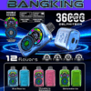 Un'immagine promozionale che mostra il dispositivo di svapo Bangking con caratteristiche come doppi schermi, modalità di potenza regolabili e flusso d'aria toccabile. Offre 12 gusti, tra cui Blue Razz Ice, Strawberry Watermelon e Watermelon Ice, con 36.000 tiri e una capacità di 30 ml.