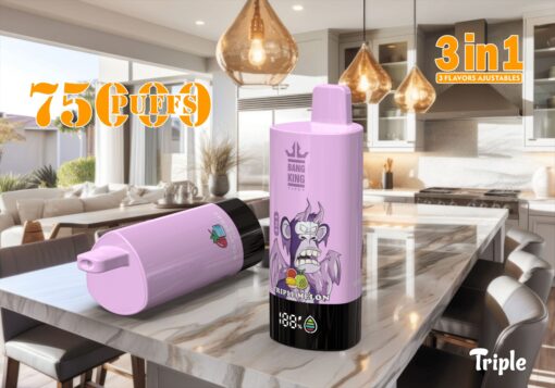 Zwei farbenfrohe Vape-Geräte, eines aufrecht mit einem lila Affendesign und der Aufschrift „TRIPLEMELON“ und das andere auf der Seite liegend mit einem Erdbeersymbol, stehen auf einem eleganten Marmortisch in einer modernen Küche mit großen Fenstern.