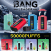 Eine farbenfrohe Ausstellung unterschiedlich aromatisierter Vape-Geräte von Bang Leader, darunter Geräte in Rot, Blau und Blaugrün mit digitalen Bildschirmen, die Nutzungsstatistiken anzeigen, vor einem mondbeschienenen Hintergrund mit dem deutlich sichtbaren Text „50000 PUFFS“.