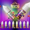 Varias botellas coloridas de Bang E-Juice con diferentes sabores, que incluyen arándano, sandía y hielo de uva, exhibidas con una vibrante iluminación de neón en el fondo.