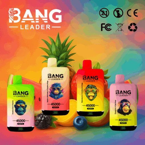 Quatre appareils de vapotage Bang Leader colorés avec des visages de singe illustrés sur les étiquettes, sur un fond fruité vibrant avec des ananas, de la pastèque, des mûres, des myrtilles et des pêches, et diverses icônes de certification au-dessus.