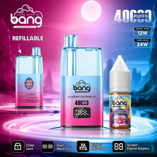 Anuncio de un vaporizador desechable con la etiqueta "Bang", que presenta una combinación de colores rosa y azul. Destaca un dispositivo recargable con sabor a "arándano y sandía", que promete 400 bocanadas. Hay íconos que indican funciones como bloqueo para niños, bobina de malla doble, ajuste del flujo de aire y una pantalla digital que muestra la duración de la batería en porcentaje. También se muestra una pequeña botella del mismo sabor de e-líquido.