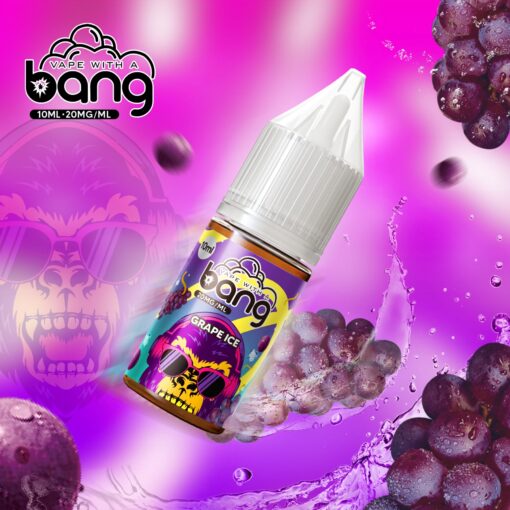 Una botella de jugo de vape de hielo de uva "Bang" con una capacidad de 10 ml y 20 mg/ml de nicotina, rodeada de salpicaduras de uvas y colores púrpuras vibrantes.