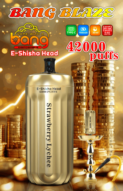 Un cabezal de shisha electrónico de color dorado llamado 'Strawberry Lychee' que exhibe características como 42000 bocanadas, con pilas de monedas en el fondo y una cachimba dorada cerca.
