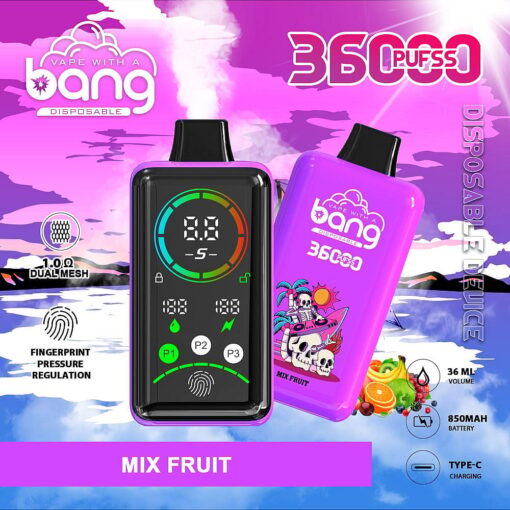 Un dispositivo per svapare colorato denominato "Bang" con un display digitale che mostra gli indicatori della batteria e dell'utilizzo, progettato per 3600 tiri, insieme a una variante di sapore viola denominata "Mix Fruit", in uno sfondo vivace con nuvole e acqua, che ne sottolinea le caratteristiche ricaricabili e portatili.