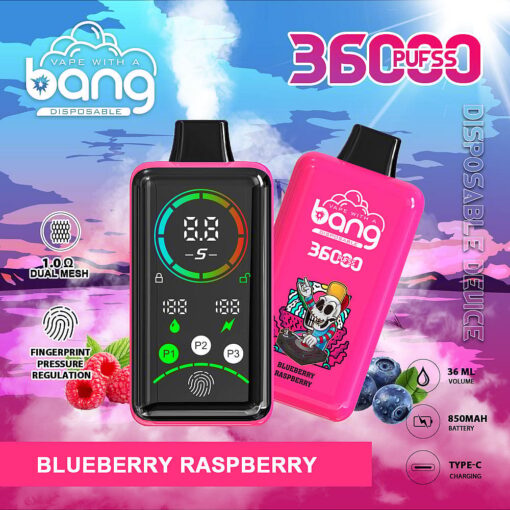 Una pubblicità colorata per una sigaretta elettronica usa e getta Bang intitolata "Blueberry Raspberry", che mostra il dispositivo con uno schermo nero che mostra il numero di tiri e la batteria, accanto al suo involucro rosa decorato con un teschio, su uno sfondo viola e blu vivace con bacche ed effetti di vapore.