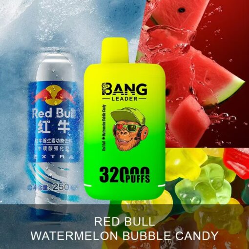 Boisson énergisante Red Bull, bonbons à la pastèque Bang Leader et bonbons gélifiés colorés avec des tranches de pastèque en arrière-plan.
