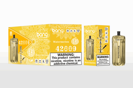 Un paquete colorido de una shisha electrónica desechable Bang con la etiqueta 'Sandía', que incluye una botella transparente con boquilla, ilustraciones de sandía y una advertencia sobre la adicción a la nicotina, todo sobre un fondo amarillo brillante.