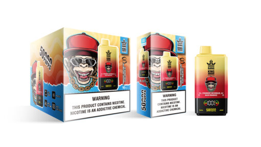 Eine Schachtel und ein Einweg-Vape-Gerät mit einem Comic-Affen mit Sonnenbrille, der Aufschrift „Bang King“ und dem Geschmack „Strawberry Watermelon Black Dragon Ice“. Auf der Schachtel steht „50.000 Puffs“ und eine Warnung vor Nikotin.