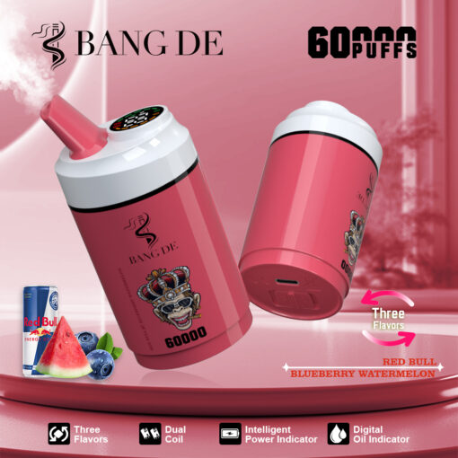 Un dispositivo per svapare rosa con l'etichetta "BANG DE 60000 PUFFS" che mostra caratteristiche come un teschio con una corona, un indicatore di carica e una selezione di gusti tra cui Red Bull e Blueberry Watermelon, con una lattina di Red Bull e della frutta in primo piano.