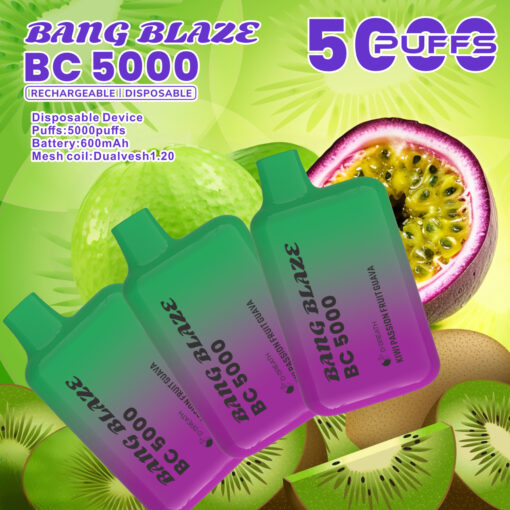 Tre dispositivi di vaporizzazione dai colori vivaci etichettati 'BANG BLAZE BC 5000', caratterizzati da una sfumatura dal verde al viola, circondati da fette di kiwi e un frutto della passione tagliato a metà su uno sfondo verde, sottolineando la loro natura usa e getta e ricaricabile con un numero di sbuffi di 5000.