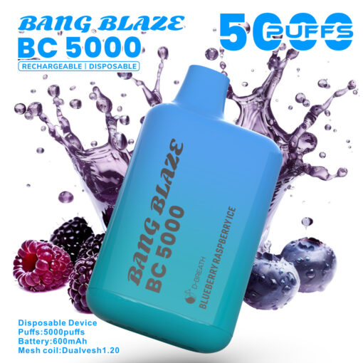 Un dispositivo di svapo usa e getta blu etichettato 'BANG BLAZE BC 5000', con il testo 'BLUEBERRY RASPBERRICE' e circondato da spruzzi d'acqua e vari frutti di bosco, che ne indicano il sapore fruttato e la capacità di 5000 boccate.