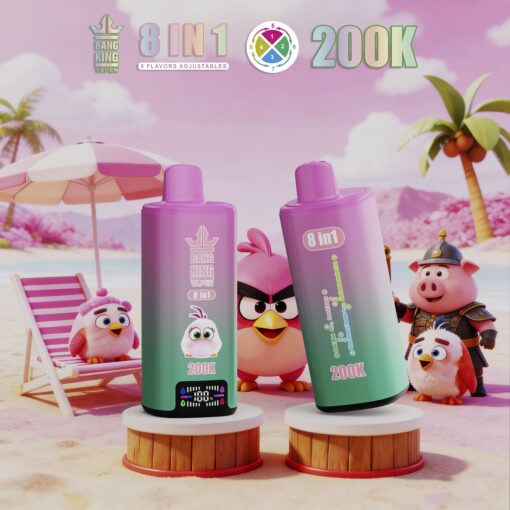 Due bottiglie di vaporizzatore 8 in 1 con gradiente viola su piedistalli di legno su una spiaggia rosa, con i personaggi di Angry Birds sullo sfondo.