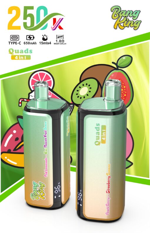 Zwei Bang King Quads 4-in-1-Vape-Geräte mit Farbverlauf stehen aufrecht auf einem leuchtend grünen Hintergrund mit Fruchtmotiv.