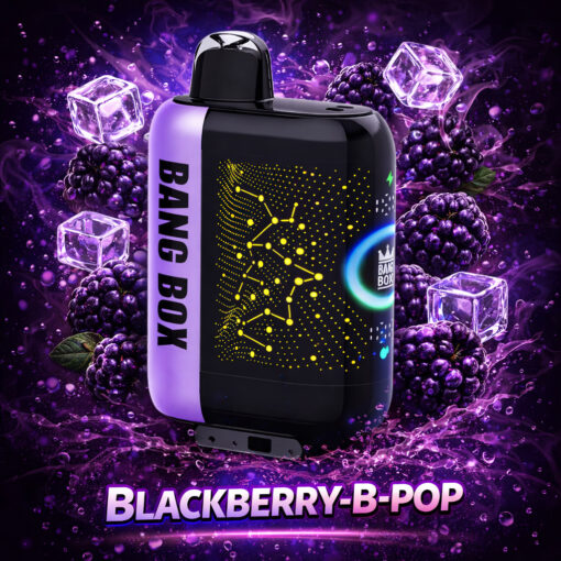 Un appareil de vape noir et violet avec un motif de circuit néon sur le devant, un panneau latéral violet indiquant “ BANG BOX ”, sur un fond de baies violettes et de glace avec le texte “ BLACKBERRY-B-POP ” en bas.