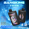 Bouteille de vape jetable Bangking Twins montrant un graphique de crâne, deux dosettes cylindriques noires, un fond cosmique bleu, le texte “ 50Puffs ” et l'étiquette “ 12 saveurs ”, avec les spécifications de l'appareil à gauche.