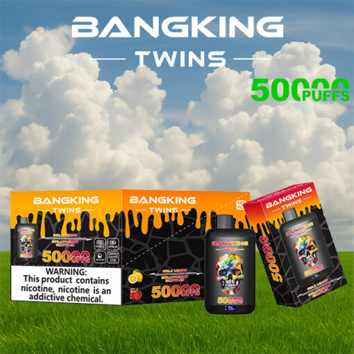 Les produits de vape Bangking Twins 500 bouffées sont exposés sur de l'herbe verte avec un ciel bleu et des nuages, avec un emballage orange et noir et une étiquette d'avertissement.