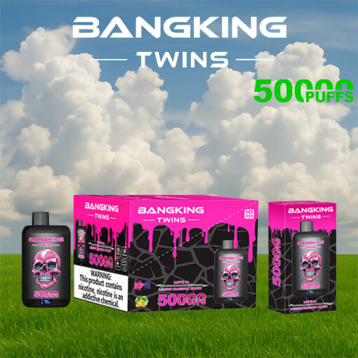 Les produits Bangking Twins 5000 Puff sont exposés sur un terrain herbeux avec un ciel bleu et des nuages, avec un emballage rose et noir et des graphismes en forme de tête de mort.