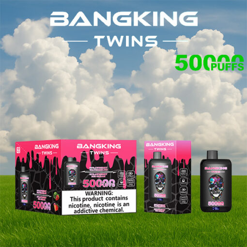 Ciel lumineux avec des nuages ​​blancs et un affichage promotionnel pour les produits de vape à la nicotine Bangking Twins 5000 Puff sur un champ herbeux.