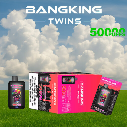 Boîtes et bouteilles de produits Bangking Twins dans un champ herbeux avec un ciel bleu nuageux, avec un emballage noir et rose et le texte “ 5000 PUFFS ”.