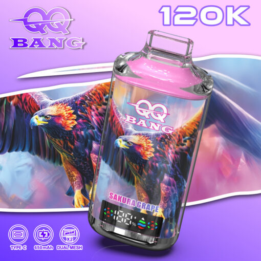 Um dispositivo vaping colorido com uma tampa rosa e um corpo transparente com um design vibrante e ilustrado de asa de fênix; a marca diz “QQ BANG” e “SAKURA GRAPE” contra um fundo gradiente roxo.